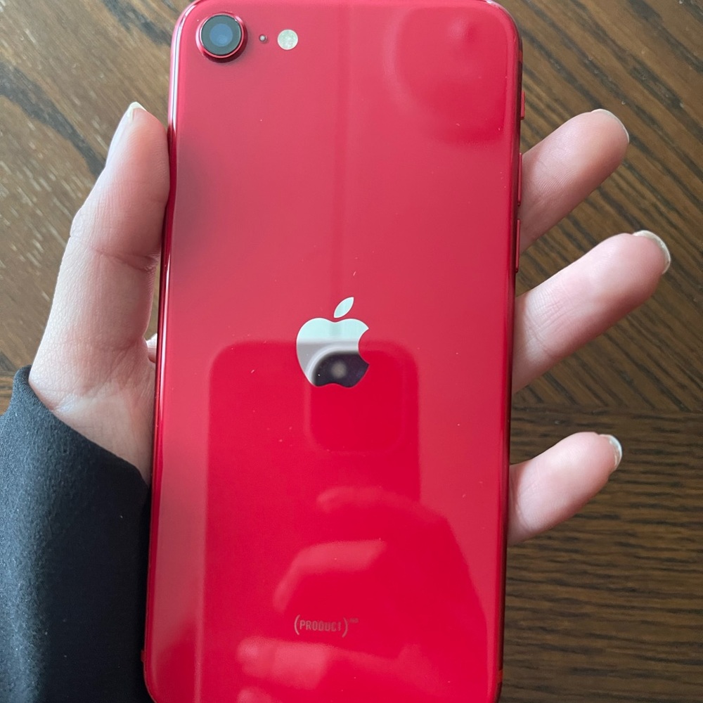 iPhone se. No scratches screen. Send offers or questions!